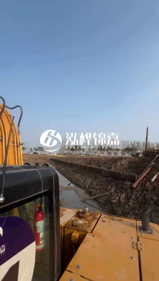 三門峽挖機打木樁專業(yè)施工-松木樁打樁木價格含運輸成本嗎？