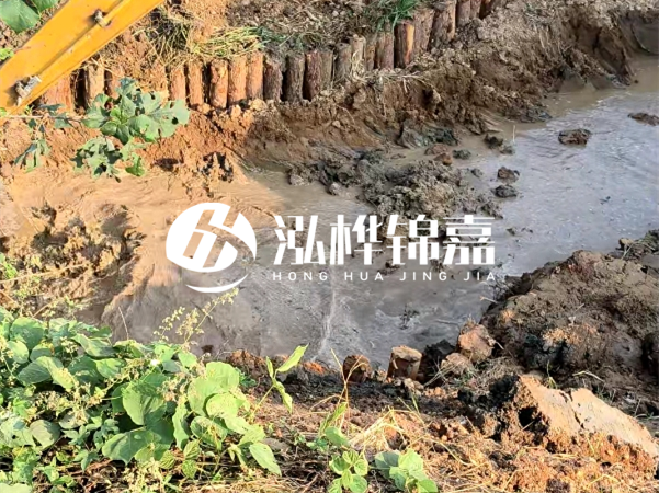 湖南防汛木樁批發(fā)廠家泓樺錦嘉 - 防洪木樁的作用是什么？?