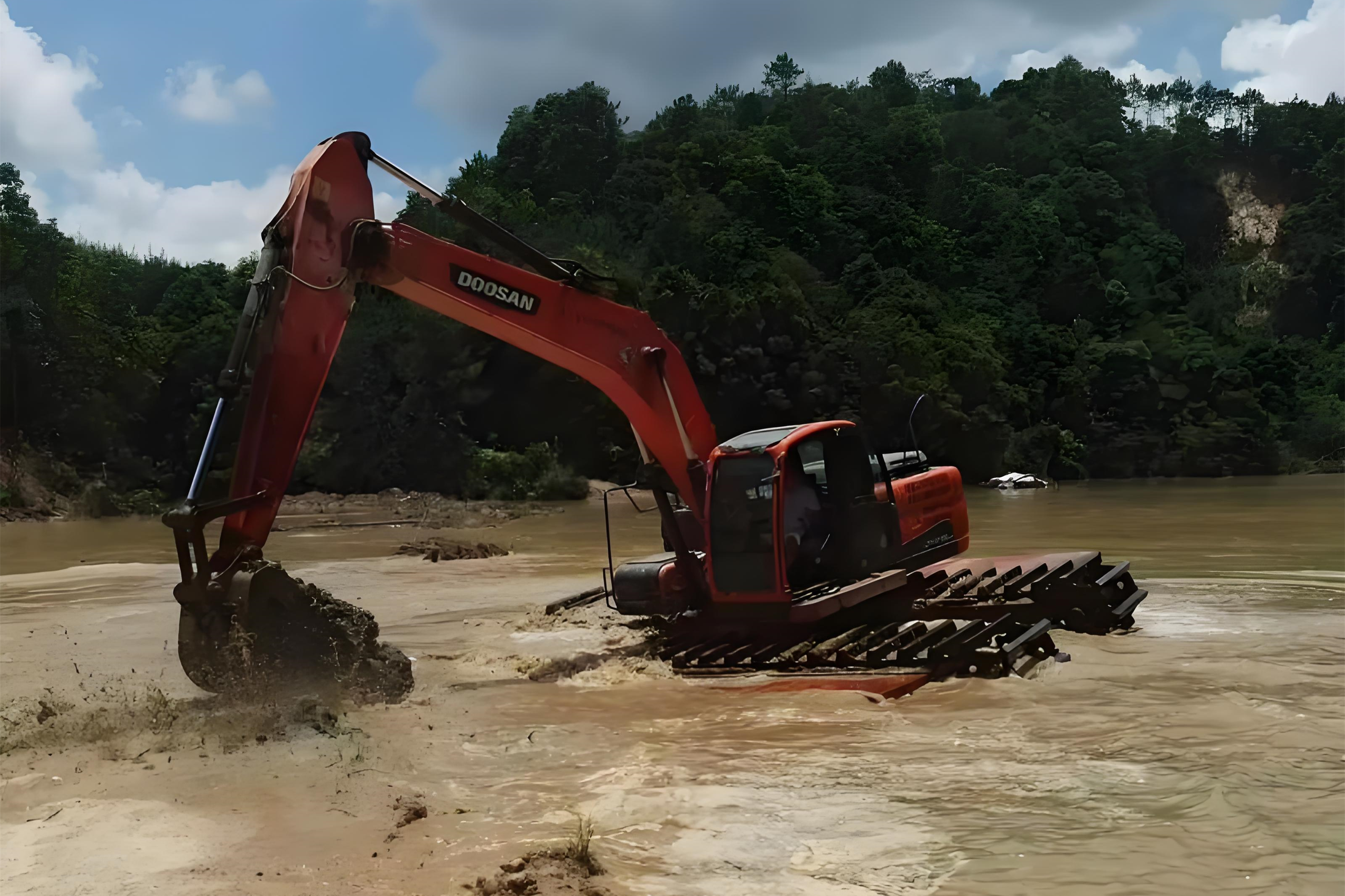 浙江杭州挖機清淤施工隊-沼澤地清淤需要先排水嗎？