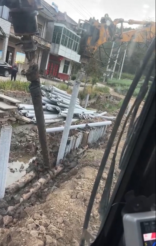 水泥仿木樁廠家泓樺錦嘉-水泥樁打樁是否需要預(yù)鉆孔？