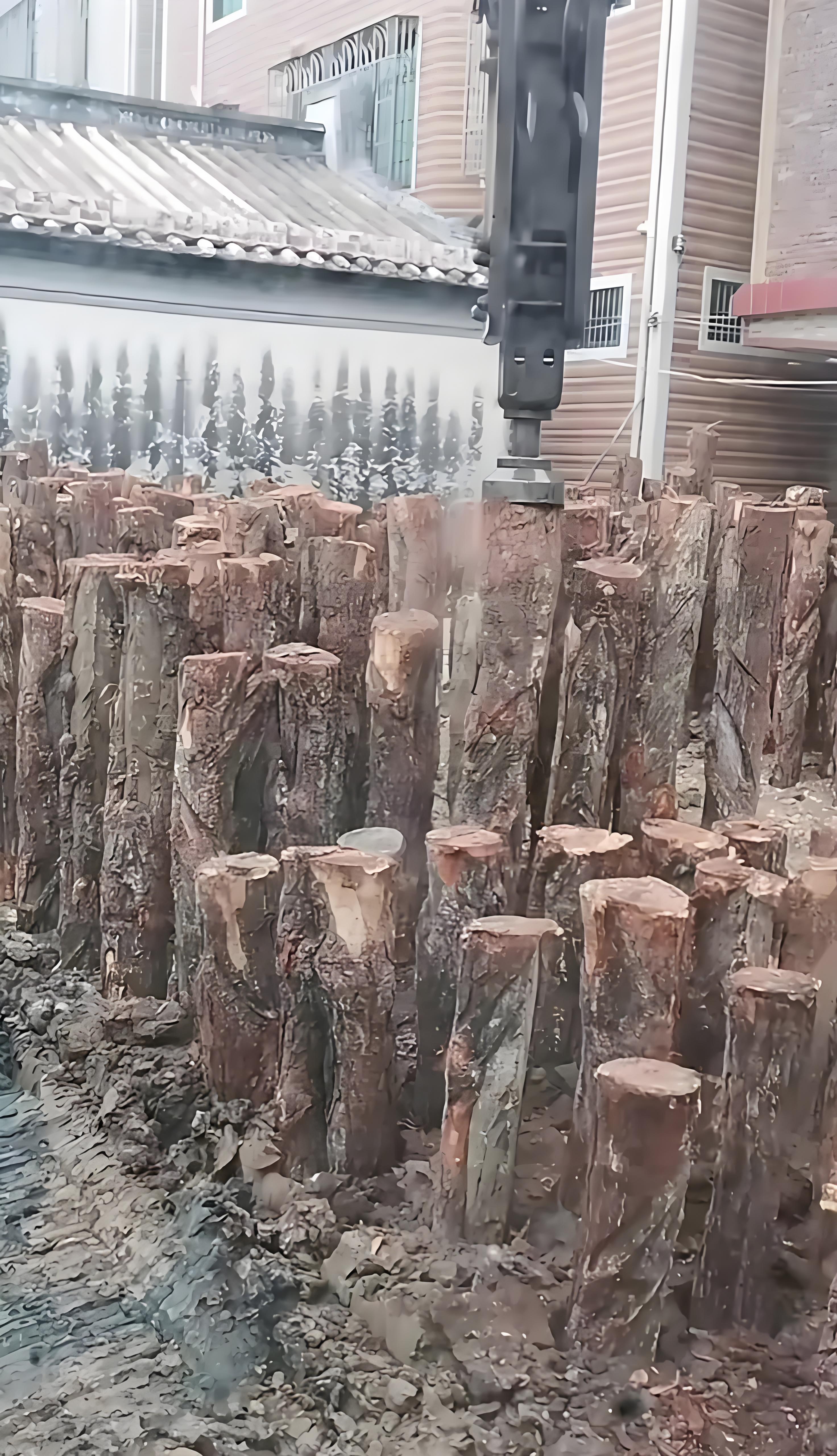 松木樁施工隊(duì)泓樺錦嘉-木頭打樁做地基原理是什么？